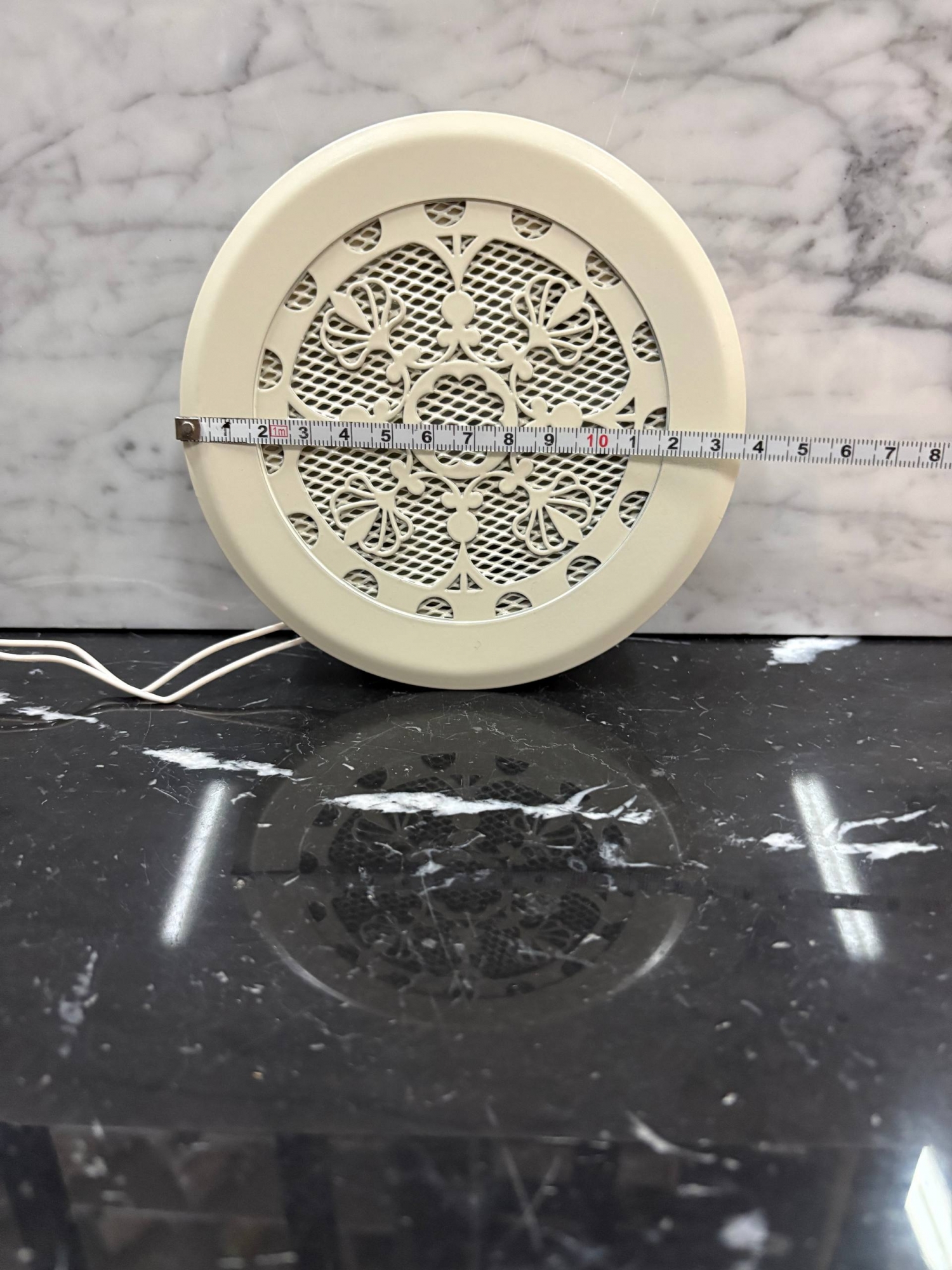 Диффузор на магнитах с вентилятором ТД100 бежевый RAL1013 цветочный орнамент 100 мм